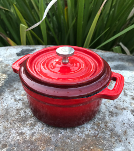 AXN025_Mini-Olla-de-Hierro-Fundido-Esmaltada-Rojo-Velvet-10cm_AXN_02