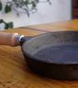 FAT006_Provoletera-fundida-lisa-cabo-madera-_FAT_04