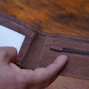 Billetera lisa con divisiones interiores